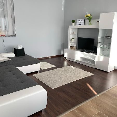 Modern Two Bedroom Flat With Balcony Lenti Bagian luar foto