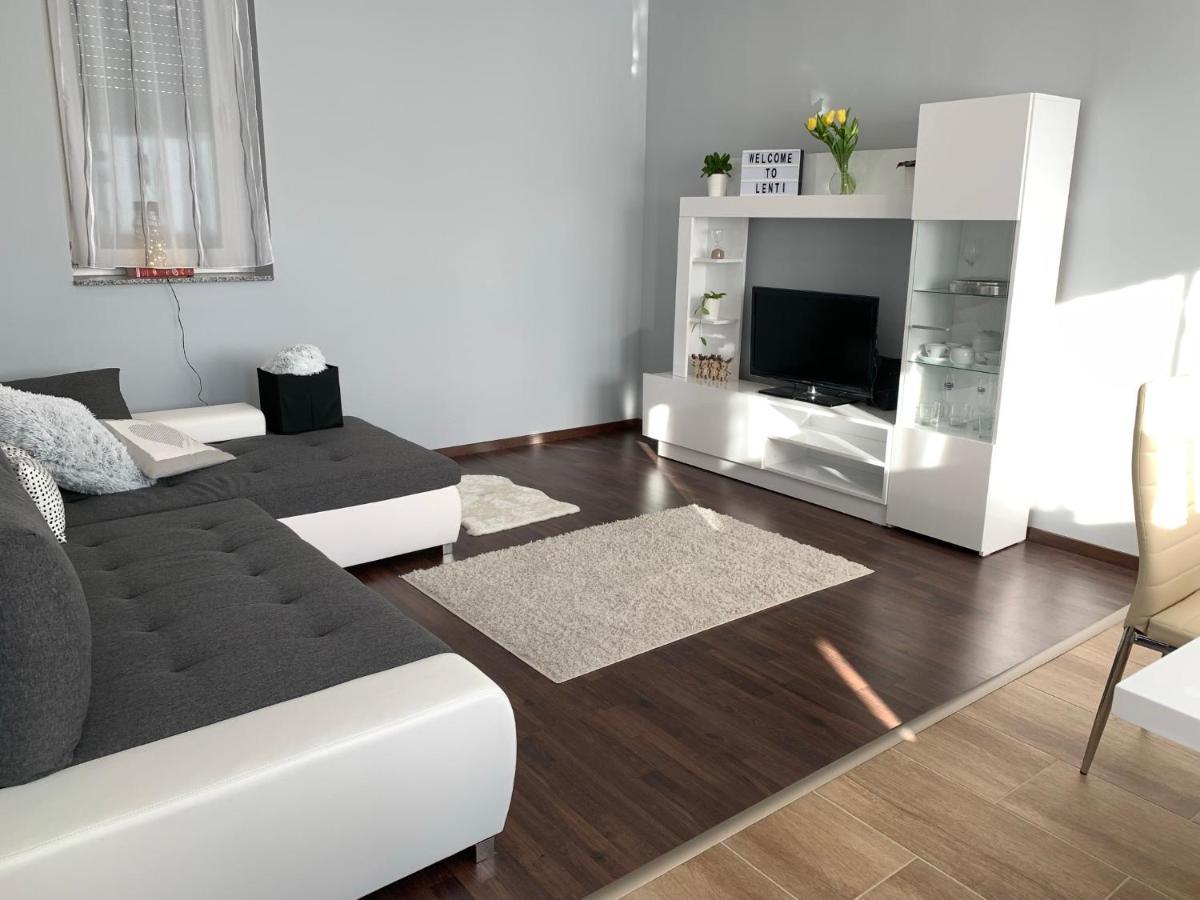 Modern Two Bedroom Flat With Balcony Lenti Bagian luar foto