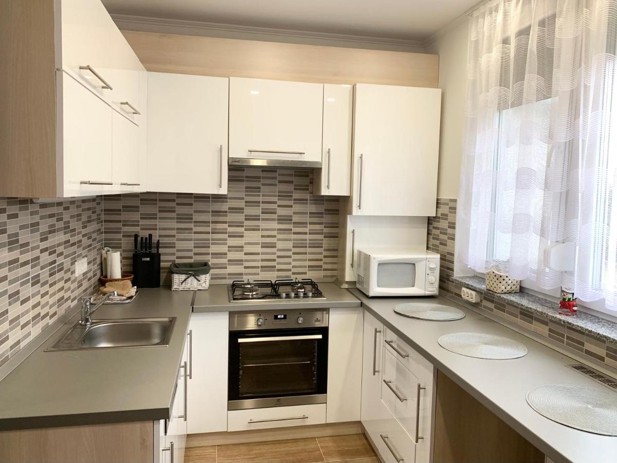Modern Two Bedroom Flat With Balcony Lenti Bagian luar foto