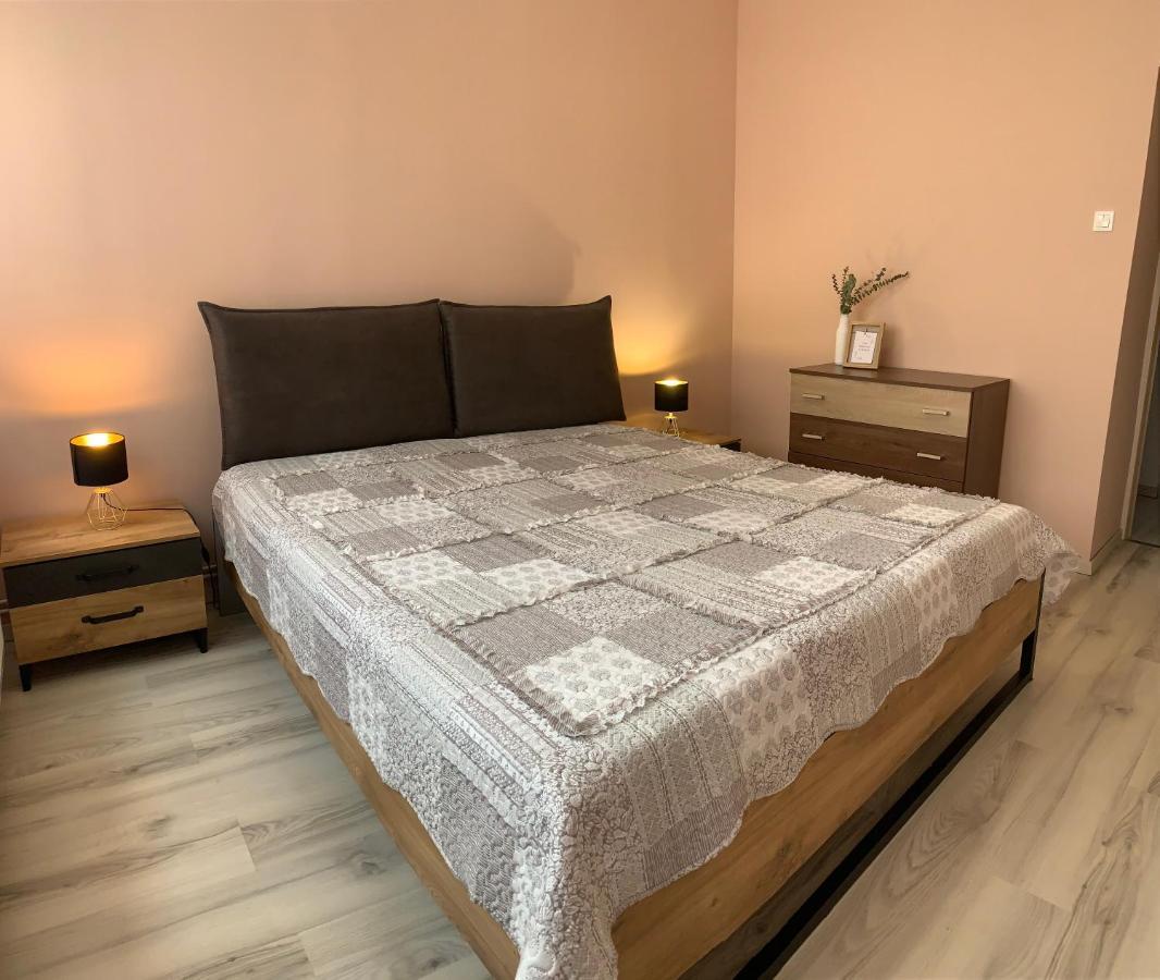 Modern Two Bedroom Flat With Balcony Lenti Bagian luar foto