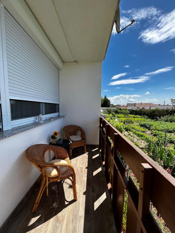 Modern Two Bedroom Flat With Balcony Lenti Bagian luar foto