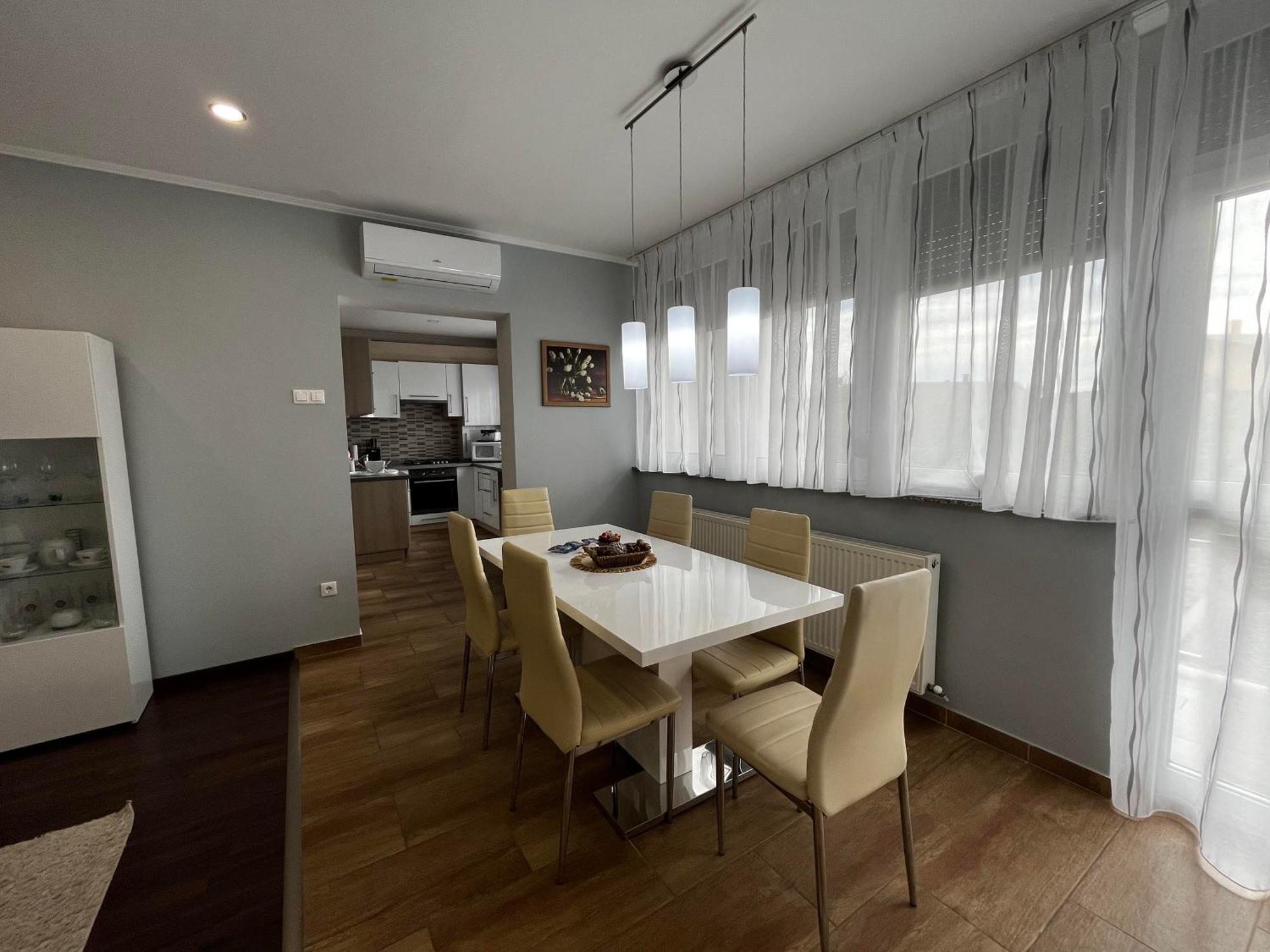 Modern Two Bedroom Flat With Balcony Lenti Bagian luar foto